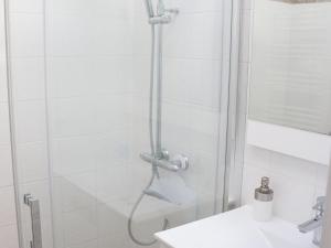 Maisons de vacances Maison spacieuse pres de la plage pour 12 pers a Barbatre - FR-1-823-94 : photos des chambres