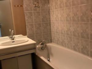 Maisons de vacances Maisonnette a 30m de la plage pour 4 pers - Barbatre - FR-1-823-96 : photos des chambres