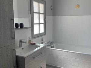 Maisons de vacances Maison confortable pour 8 pers. a Barbatre, pres de la plage - FR-1-823-97 : Maison de Vacances