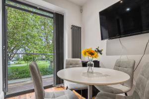 Unique Stylish Duplex 2BR 2BA Balcony