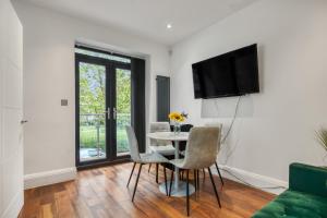 Unique Stylish Duplex 2BR 2BA Balcony