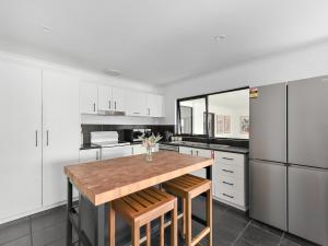 Stylish Family Retreat by Hawley Beach