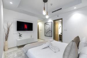 Elite Rooftop Pool and Burj Khalifa Panorama balcony 2Br apartment in Paramount Hotel Midtown