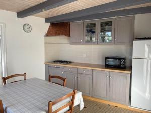 Maisons de vacances Maison renovee pres de la plage pour 5 personnes a L-Epine - FR-1-823-126 : photos des chambres