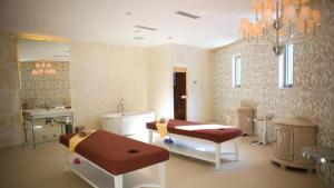 Elegant 2BR Condo Maldives Tower - Azure Resort Residences near MOA, Airport, SM, Casinos
