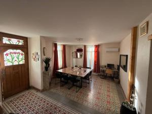 Appartements Grand F4 climatise, terrasse, garage pour 8 personnes, centre-ville Amelie-les-Bains - FR-1-703-207 : photos des chambres