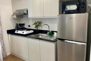 Walk to Abreeza Mall, High Floor, 1 Bedroom, Balcony with View, Parking, WiFi, Netflix, Kitchen, Washer - T1-2518