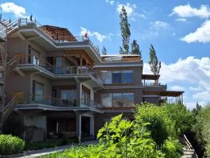 Riverland Luxury Homestay Choglamsar by LexStays - Darbuk