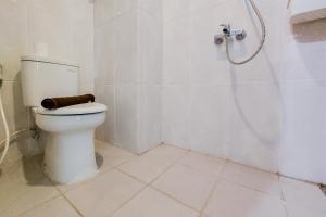 Homey and Warm Studio Room Serpong Garden Apartment By Travelio