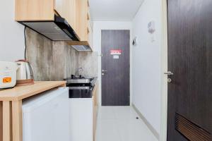 Homey and Warm Studio Room Serpong Garden Apartment By Travelio