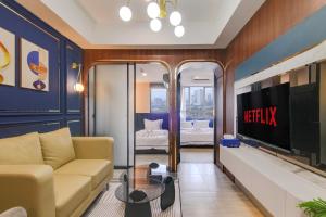 2BR Collins Art Deco W Pool & Playstation 5