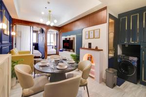 2BR Collins Art Deco W Pool & Playstation 5