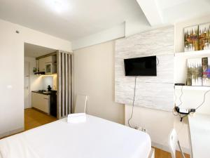 Modern Look and Comfy Studio Patraland Urbano Apartment By Travelio