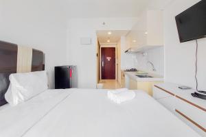 Cozy Style Studio Room at High Floor Sky House BSD Apartment By Travelio