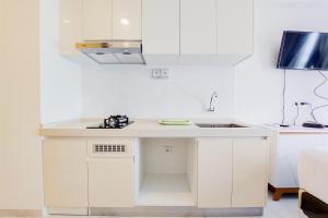 Cozy Style Studio Room at High Floor Sky House BSD Apartment By Travelio