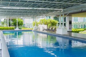 Walk to Abreeza Mall, High Floor, 1 Bedroom, Balcony with View, Parking, WiFi, Netflix, Kitchen, Washer - T1-2518