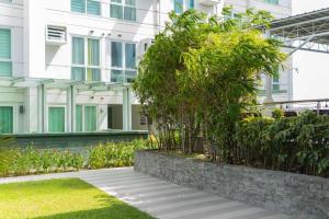 Walk to Abreeza Mall, High Floor, 1 Bedroom, Balcony with View, Parking, WiFi, Netflix, Kitchen, Washer - T1-2518