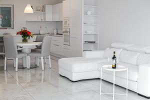 A52 - Apartment with Sea and Country Views