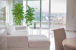 A52 - Apartment with Sea and Country Views