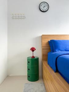 Cozy Mid-Century Condo with a Skyline View