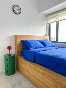 Cozy Mid-Century Condo with a Skyline View