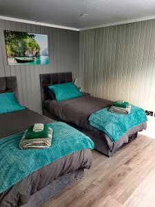 A lovely 2-bedrooms guest house in Derby City - recently EXTENDED to 355 feet2 - Up to 4 PEOPLE - Peaceful, with Private entrance, FREE PARKING, Kitchenette, Air-Con, Heating, x2 Smart TVs and Super FAST Wi-Fi - Bed options - singles or superking siz
