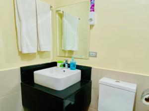 Azalea 1BR Suite - Pool, Gym, WiFi, Netflix, AC, Kitchen, Ayala Mall