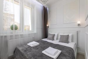 Glam Apartment Miła with Balcony in Warsaw by Noclegi Renters