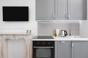 Glam Apartment Miła with Balcony in Warsaw by Noclegi Renters