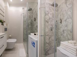 Glam Apartment Miła with Balcony in Warsaw by Noclegi Renters