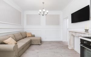 Glam Apartment Miła with Balcony in Warsaw by Noclegi Renters