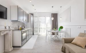 Glam Apartment Miła with Balcony in Warsaw by Noclegi Renters