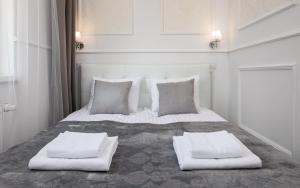 Glam Apartment Miła with Balcony in Warsaw by Noclegi Renters