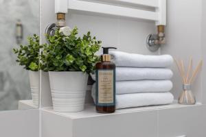 Glam Apartment Miła with Balcony in Warsaw by Noclegi Renters