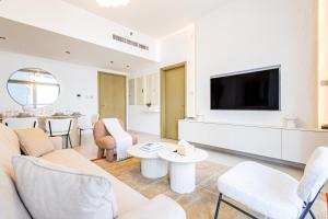 Family Heaven - 3 min walk to Reem Central Park and Beach - Designers Choice - 10 people - New Building - High Floor - Big Balcony - Reem Island