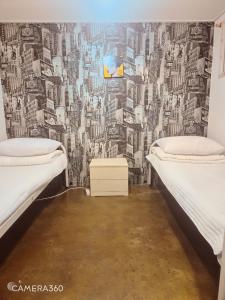 Phòng 2 Giường Đơn Với Phòng Tắm Chung (Twin Room Shared Bathroom)