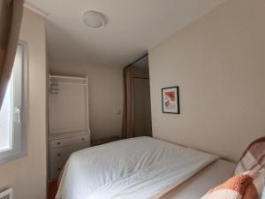 Appartements T1 Bis avec piscine vue golf et montagnes : photos des chambres