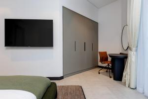 Waves - Elegant Waterfront Living in Dubais Business Bay