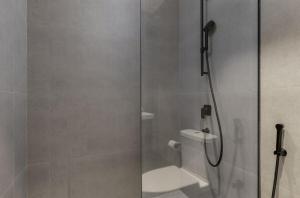 Waves - Elegant Waterfront Living in Dubais Business Bay