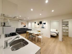 b hotel Nikkei - Central 3BR Apt Close to Shopping & Dining