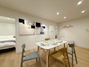 b hotel Nikkei - Central 3BR Apt Close to Shopping & Dining