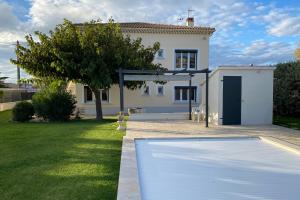 La Maison de Gari spacious house with swimming pool and beautiful exterior