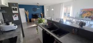 Villas Charmante maison lumineuse avec piscine, jolie vue : photos des chambres