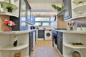 Spacious & Modern Triple-Story Cardiff Home with Pool Table