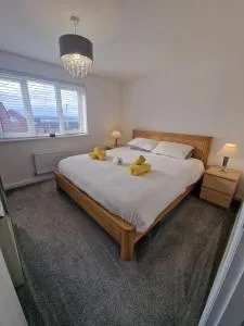 2 bed Semi, houses up to 4 people, Free Parking, Wi-fi, M1 & EMA Direct Link, Transport links, private garden - Skegby
