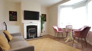 Holiday Home - Beautiful Two bedroom House in Glasgow & Free Parking - Steps