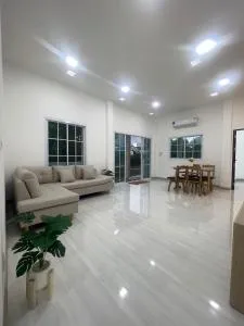 Entire townhouse located on a national highway - 乌汶