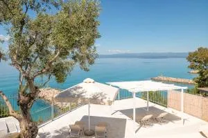 Pouletis Family Apartments - Akroyali Seaview Getaways - Akrogiali