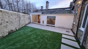 5 Bedrooms Sleeps 10 Full Kitchen Parking