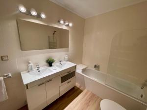 Enorme y Luminoso Apartamento para 13 personas con balcones en el corazón de Sevilla